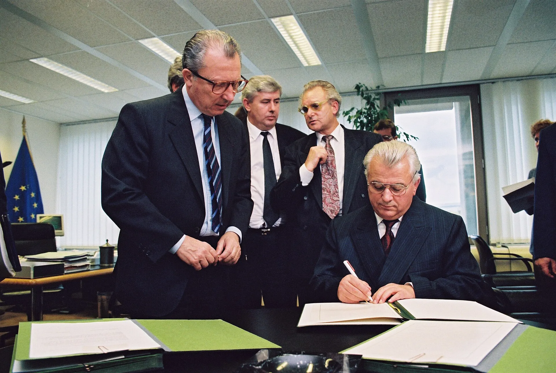 Підписання спільної заяви/меморандуму Леонідом Кравчуком у присутності Жака Делора ліворуч та Його Високоповажності Посла Володимира Василенка на задньому плані праворуч